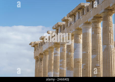 Fila di colonne del tempio del Partenone in antica acropoli Foto Stock