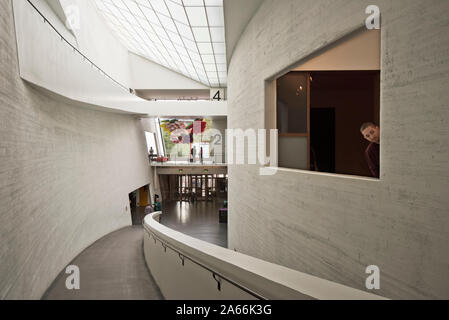 Atrium di Kiasma, il Museo di Arte Contemporanea. Helsinki, Finlandia Foto Stock