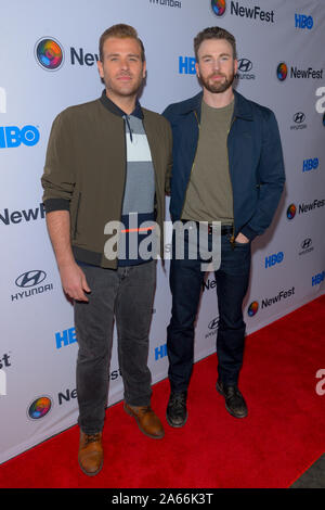 NEW YORK, NY - 23 ottobre: Scott Evans e Chris Evans assistere alla serata di apertura lo screening di 'Sell dall' durante NewFest Film Festival al teatro SVA su Foto Stock