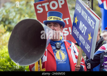 Steve Bray, noto come il signor Stop Brexit, in azione nel prossimo al College Green, adiacente alla casa del Parlamento a Londra Foto Stock