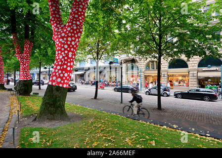 La vita di strada in autunno. Parco Esplanadi, Helsinki. Finlandia Foto Stock