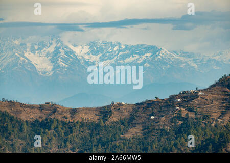 Vista del Himalaya da Ramnagar vicino Satttal,Uttarakhand,l'India Foto Stock