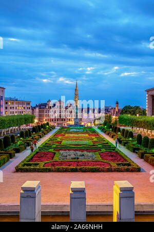 Vista sul Mont des Arts giardino pubblico verso il Municipio guglia al crepuscolo, Bruxelles, Belgio Foto Stock