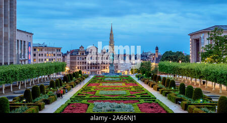 Vista sul Mont des Arts giardino pubblico verso il Municipio guglia al crepuscolo, Bruxelles, Belgio Foto Stock