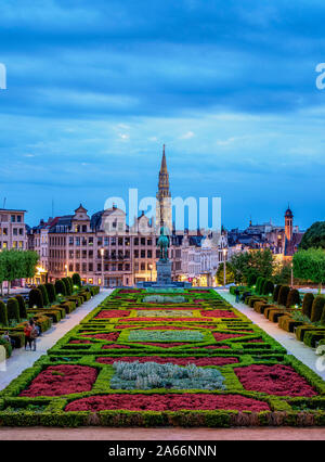 Vista sul Mont des Arts giardino pubblico verso il Municipio guglia al crepuscolo, Bruxelles, Belgio Foto Stock