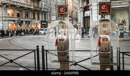 Milano, Italia - 3 Novembre 2017: cabina telefonica dell'azienda italiana Puntotel nel centro storico della città in un giorno di caduta Foto Stock