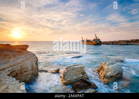 Il Edro III naufragio al tramonto, vicino Peyia (Pegeia), distretto di Paphos, Cipro Foto Stock