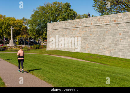 Quebec City, CA - 5 Ottobre 2019 - Donna in funzione vicino a Quebec City fortificazioni Foto Stock