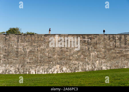 Quebec City, CA - 5 Ottobre 2019 - i turisti in visita a Quebec City fortificazioni Foto Stock