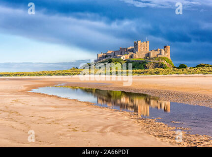 Il castello di Bamburgh nella luce della sera, Northumberland, Inghilterra Foto Stock