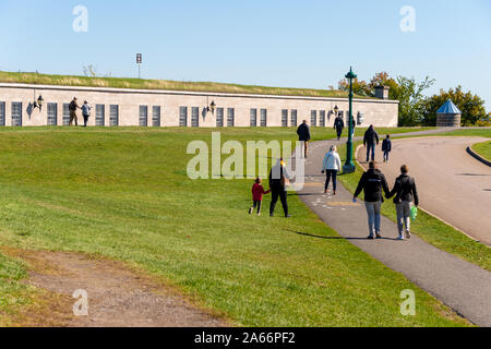 Quebec City, CA - 5 Ottobre 2019 - i turisti in visita a Quebec City fortificazioni Foto Stock