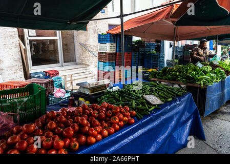 Atene, Grecia - 4 Gennaio 2019: mercato contadino su una strada con persone che scelgono la frutta e la verdura in Atene, Grecia Foto Stock