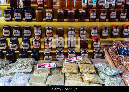 Atene, Grecia - 4 Gennaio 2019: Miele stand in un mercato contadino in una strada a Atene, Grecia Foto Stock