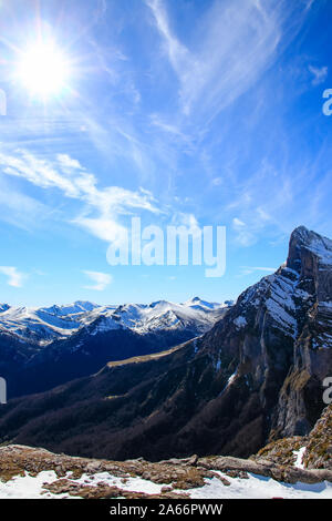 Paesaggio invernale in Picos de Europa Mountains, Cantabria, Spagna. Le frastagliate, profondamente incrinato Picos de Europa Mountains cavallo di sud-est Asturias, in modo Foto Stock