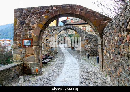 Vista panoramica di Potes, comune della comunità autonoma di Cantabria in Spagna Foto Stock