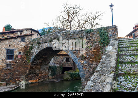 Ponte Vecchio a Potes, comune della comunità autonoma di Cantabria in Spagna Foto Stock