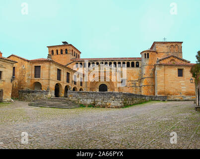 Santillana del Mar Collegiata romanica del cuore di Santillana del Mar. La chiesa ha le sue origini in un monastero risalente al 870. La tradizione Foto Stock