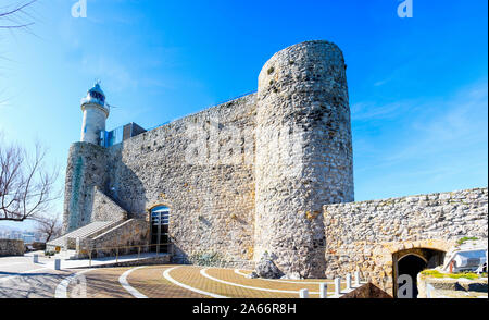 Il castello medievale e il faro Santa Ana a Castro Urdiales, Cantabria, SPAGNA Foto Stock
