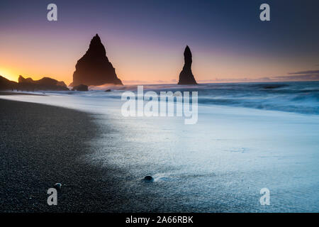 Silhouette Reynisdrangar formazioni rocciose in mare nei pressi di Vik ho Mydral durante il Sunrise, Sud Islanda Islanda Foto Stock