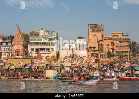 India, Uttar Pradesh, Varanasi, vista verso Dashashwamedh Ghat Foto Stock