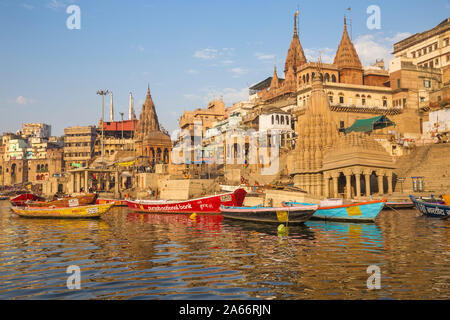 India, Uttar Pradesh, Varanasi, vista verso il sommerso tempio di Shiva a Scindia Ghat Foto Stock