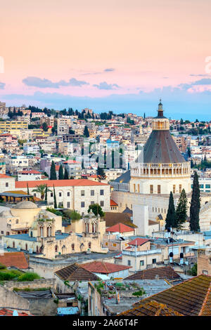 Basilica dell'Annunciazione al tramonto, Nazaret, distretto del Nord, Israele. Foto Stock