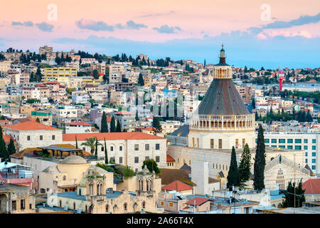Basilica dell'Annunciazione al tramonto, Nazaret, distretto del Nord, Israele. Foto Stock