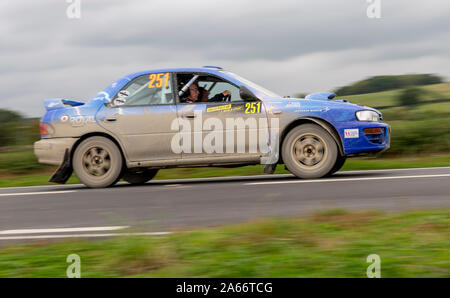 Auto 251, driver Chris Daykin, Co-Driver Michael settimane Rally Galles GB nazionale, in-tra gli stadi di Newtown, Powys, Wales, Regno Unito Foto Stock
