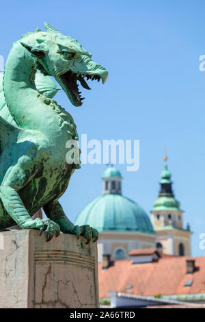 Lubiana Ponte Drago Drago statua sul ponte del drago Zmajski più di fronte alla Cattedrale di Lubiana Ljubljana Slovenia eu Europe Foto Stock