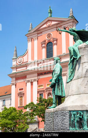 Lubiana Prešeren monumento o statua di France Prešeren di fronte al rosa chiesa francescana in piazza Preseren Ljubljana Slovenia EU Europe Foto Stock