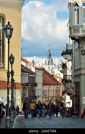 Pilies street (Castle Street) è una delle principali strade della Città Vecchia, pieno di ristoranti e gallerie d'arte. Vilnius, Lituania Foto Stock