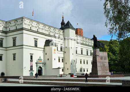 Il Palazzo dei Granduchi di Lituania e la statua del re Gediminas. Vilnius, Lituania Foto Stock