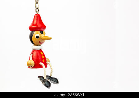 Pinocchio a becco lungo pupazzo che racconta bugie isolato su uno sfondo bianco Foto Stock