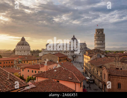 Vista su Via Santa Maria verso il Duomo e la Torre Pendente al tramonto, Pisa, Toscana, Italia Foto Stock