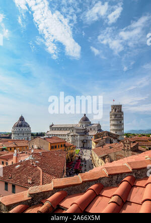 Vista su Via Santa Maria verso il Duomo e la Torre Pendente di Pisa, Toscana, Italia Foto Stock