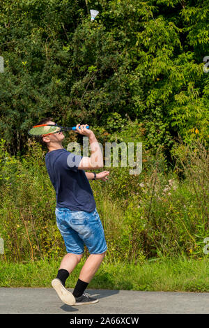 Teen boy con una racchetta in mano gioca badminton Foto Stock