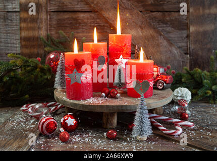 Colorate candele accese e decorazioni di festa per il Natale Foto Stock