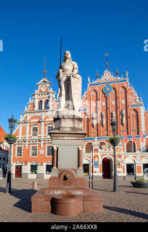 Statua di Rolando, Casa delle Teste Nere e Schwab House, la Town Hall Square, Città Vecchia, Riga, Lettonia Foto Stock