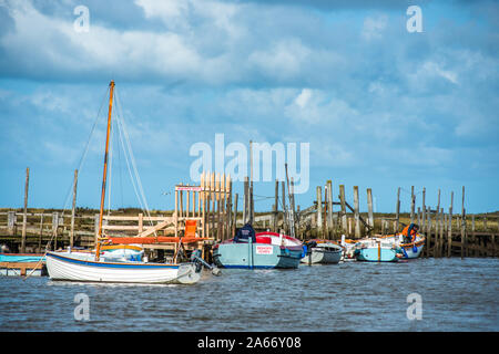 Barche a Morston Quay sulla Costa North Norfolk in East Anglia, Inghilterra, Regno Unito. Foto Stock