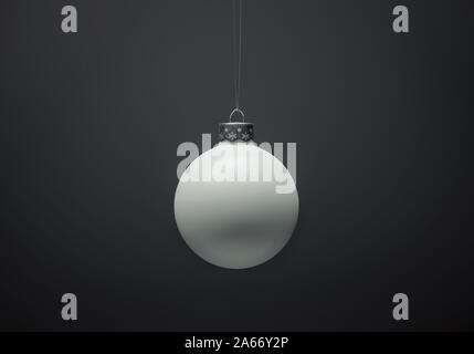 Di colore bianco opaco a palla di Natale appeso centrato su uno sfondo nero per Vacanze stagionali celebrazioni e temi Foto Stock