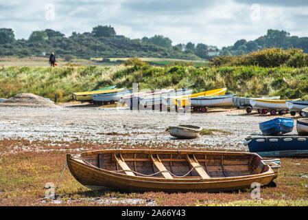 Barche a Morston Quay sulla Costa North Norfolk in East Anglia, Inghilterra, Regno Unito. Foto Stock