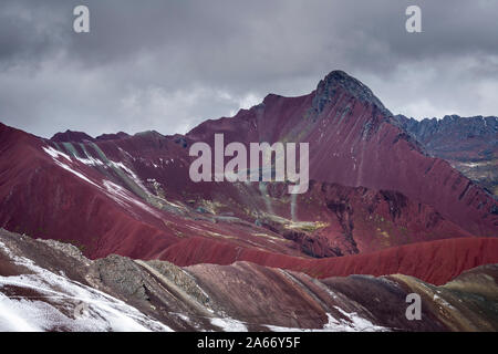 Montagne Rocciose nella Red Valley vicino a Rainbow Mountain, regione di Cusco, Perù Foto Stock