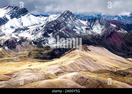 Idillica vista delle montagne dalle vette innevate da Rainbow Mountain, regione di Cusco, Perù Foto Stock