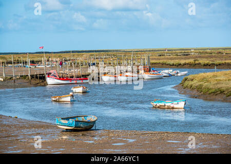 Barche a Morston Quay sulla Costa North Norfolk in East Anglia, Inghilterra, Regno Unito. Foto Stock