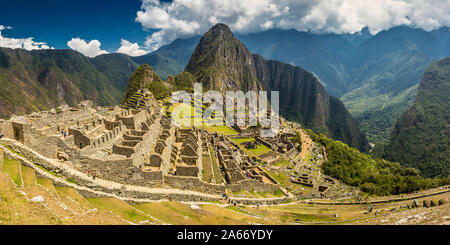 Machu Picchu in montagna nelle Ande, regione di Cuzco, Perù Foto Stock