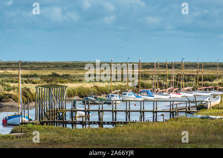 Barche a Morston Quay sulla Costa North Norfolk in East Anglia, Inghilterra, Regno Unito. Foto Stock