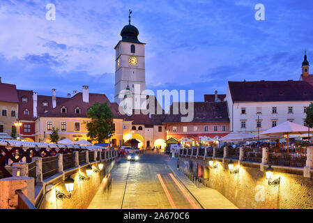 Municipio della Città Vecchia Torre (Torre del Consiglio) e Piata Mica al crepuscolo. Sibiu, in Transilvania. La Romania Foto Stock