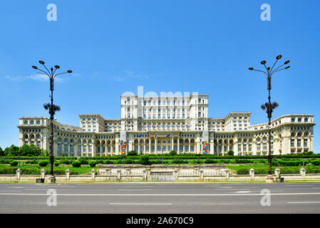 Il Palazzo del Parlamento, nel centro di Bucarest, è il secondo più grande edificio amministrativo nel mondo. Il palazzo è stato ordinato da Nicolae Ceausescu (1918â€"1989), il dittatore comunista della Romania. Bucarest, Romania Foto Stock