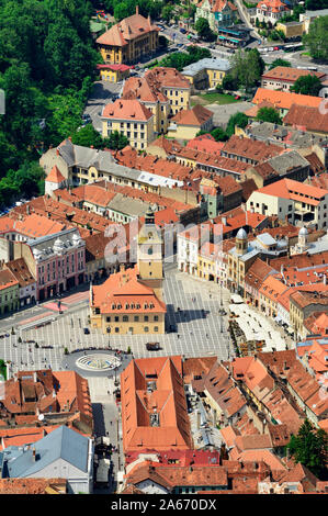 Piata Sfatului (Piazza del Consiglio) con l'ex casa Consiglio, costruito nel 1420, e la città vecchia. Brasov, in Transilvania. La Romania Foto Stock