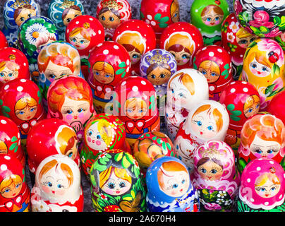 Tradizionale russo bambole di nidificazione o matrioska, in vendita a San Pietroburgo - Russia Foto Stock